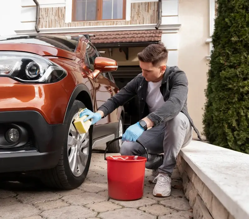 Lavage auto à domicile Cuillé : professionnel intervenant sur un véhicule
